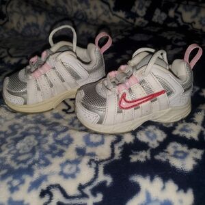 Infant Nike White/Pink/Gray Sneakers Sz 3